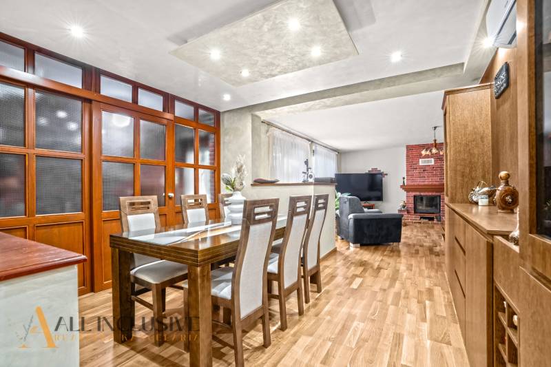 NA PREDAJ 6-IZBOVÝ POSCH. RODINNÝ DOM, HORNÉ SALIBY - Jedáleň s podlahou s dreveným dekorom a krbom v Rodinnom dome.