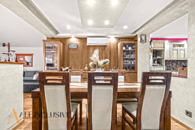 NA PREDAJ 6-IZBOVÝ POSCH. RODINNÝ DOM, HORNÉ SALIBY - Jedáleň v rodinnom dome s dreveným dekorom podlahy a štýlovým jedálenským stolom.