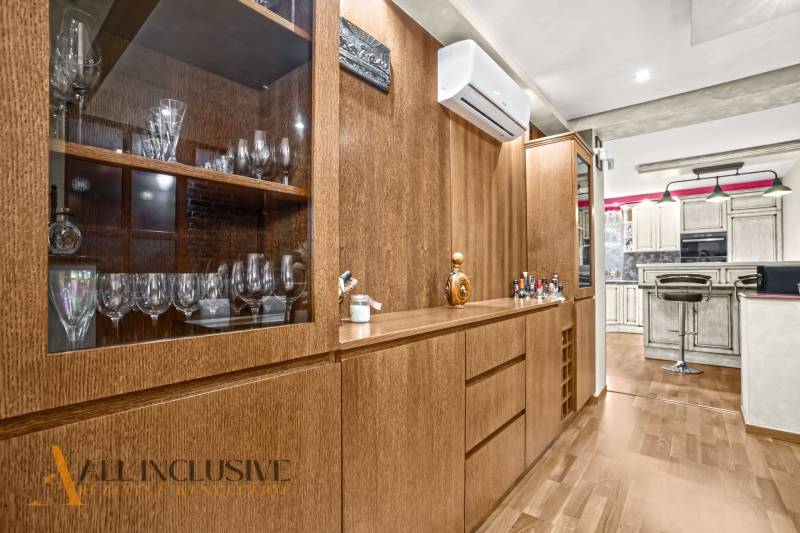 NA PREDAJ 6-IZBOVÝ POSCH. RODINNÝ DOM, HORNÉ SALIBY - Interiér rodinného domu s dreveným dekorom, vstavanými skriňami a pohármi vystavenými za sklom.