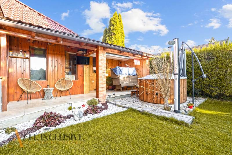 NA PREDAJ 6-IZBOVÝ POSCH. RODINNÝ DOM, HORNÉ SALIBY - Záhrada rodinného domu v Galante na ulici Horné Saliby, drevené obklady, vírivka a posed.