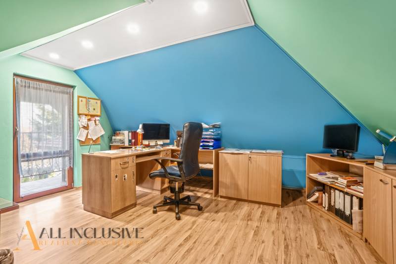 NA PREDAJ 6-IZBOVÝ POSCH. RODINNÝ DOM, HORNÉ SALIBY - Domáca kancelária a podlaha s dreveným dekorom, pracovna v rodinnom dome.