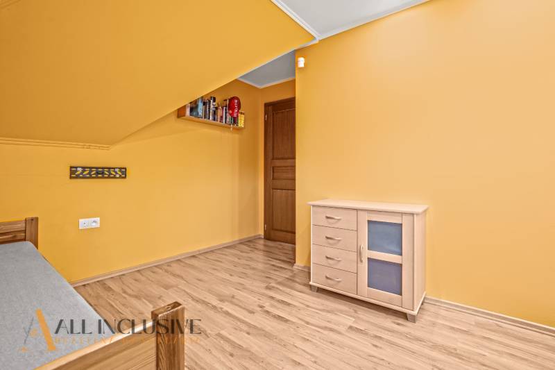 NA PREDAJ 6-IZBOVÝ POSCH. RODINNÝ DOM, HORNÉ SALIBY - Izba v rodinnom dome s podlahou s dreveným dekorom, žltými stenami a dreveným nábytkom.