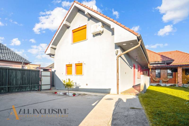 NA PREDAJ 6-IZBOVÝ POSCH. RODINNÝ DOM, HORNÉ SALIBY - Rodinný dom v Hornej Salibe, Galanta, s tradičnou strechou a priestranným dvorom.