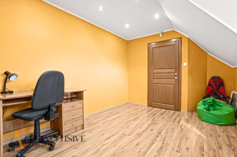 NA PREDAJ 6-IZBOVÝ POSCH. RODINNÝ DOM, HORNÉ SALIBY - Miestnosť v rodinnom dome s podlahou s dreveným dekorom, stôl, kreslo, zelený vak.