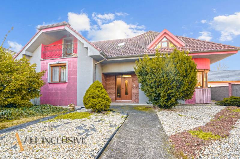 NA PREDAJ 6-IZBOVÝ POSCH. RODINNÝ DOM, HORNÉ SALIBY - Rodinný dom na ulici Horné Saliby v Galante s farebnou fasádou a záhradnou úpravou.