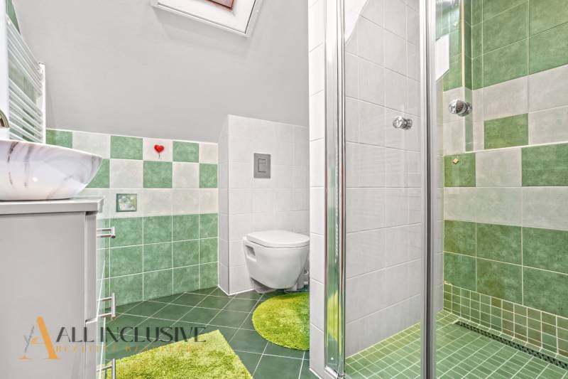 NA PREDAJ 6-IZBOVÝ POSCH. RODINNÝ DOM, HORNÉ SALIBY - Kúpeľňa v rodinnom dome s bielymi a zelenými obkladačkami a sprchovacím kútom.