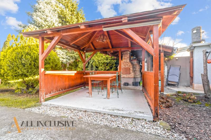 NA PREDAJ 6-IZBOVÝ POSCH. RODINNÝ DOM, HORNÉ SALIBY - Drevený altánok s tehlovým grilom v záhrade rodinného domu na Horných Salibách v Galante.