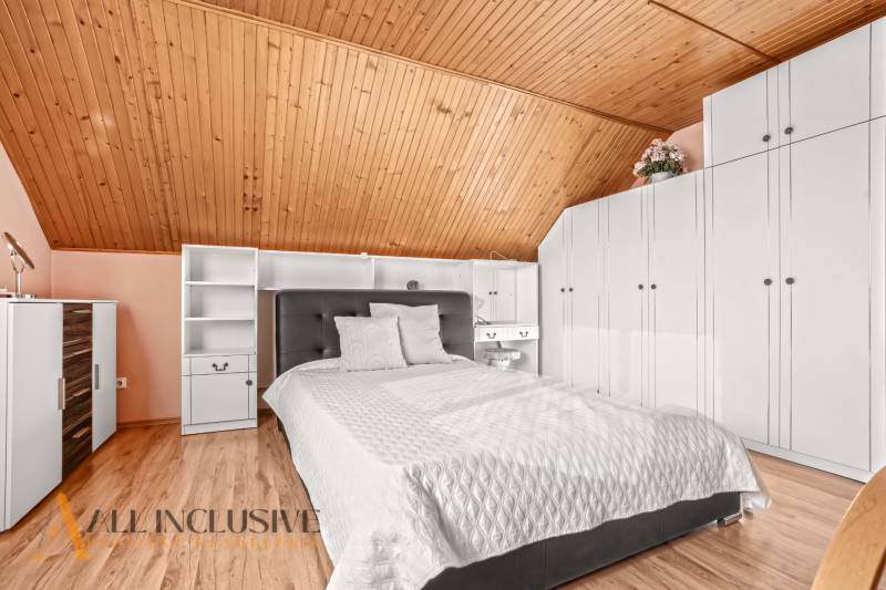 NA PREDAJ 6-IZBOVÝ POSCH. RODINNÝ DOM, HORNÉ SALIBY - Spálňa v rodinnom dome s bielym nábytkom a podlahou s dreveným dekorom.