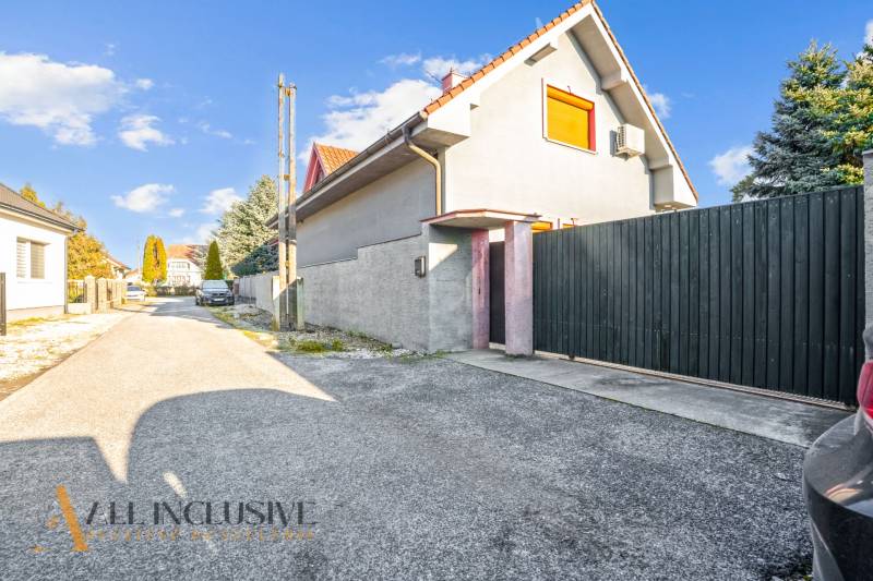 NA PREDAJ 6-IZBOVÝ POSCH. RODINNÝ DOM, HORNÉ SALIBY - Rodinný dom na ulici Horné Saliby v Galante s garážovou bránou a asfaltovou cestou.