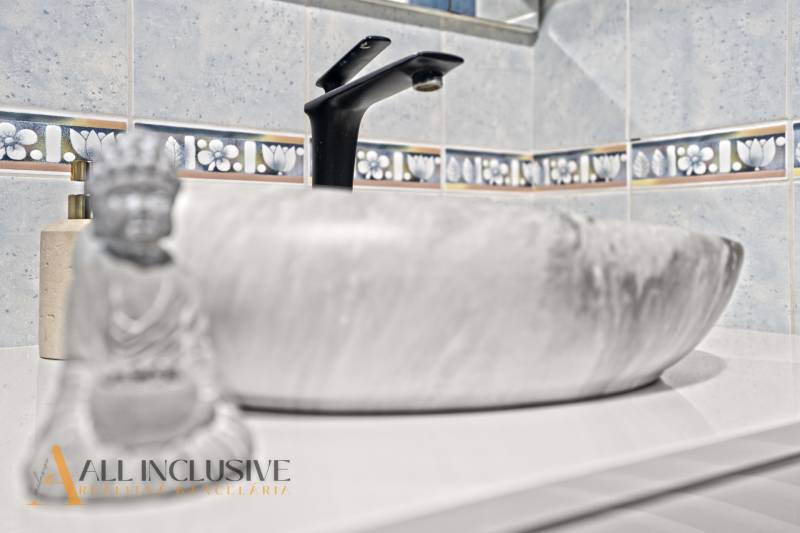 NA PREDAJ 6-IZBOVÝ POSCH. RODINNÝ DOM, HORNÉ SALIBY - Kúpeľňa v rodinnom dome s dekoratívnou kachličkou a štýlovým umývadlom.