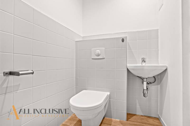 NA PREDAJ 6-IZBOVÝ POSCH. RODINNÝ DOM, HORNÉ SALIBY - Toaleta s umývadlom v rodinnom dome, podlaha s dreveným dekorom.