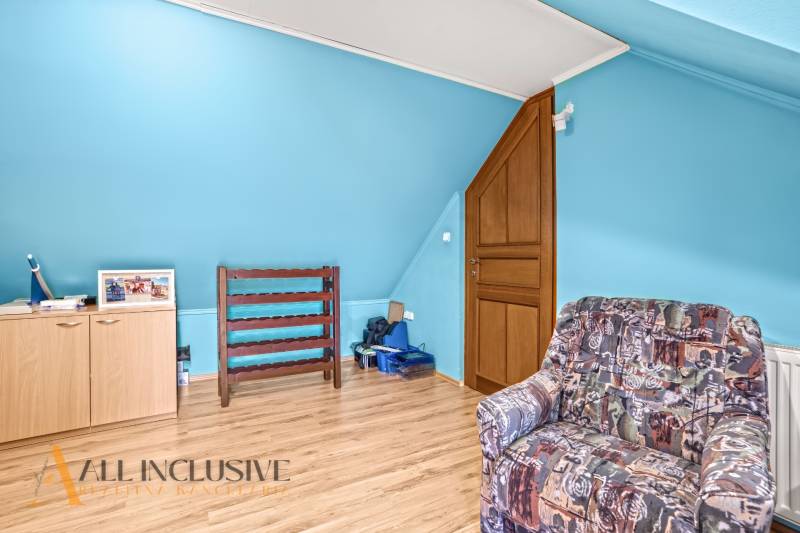 NA PREDAJ 6-IZBOVÝ POSCH. RODINNÝ DOM, HORNÉ SALIBY - Izba v rodinnom dome s modrými stenami, drevenými dverami a podlahou s dreveným dekorom.