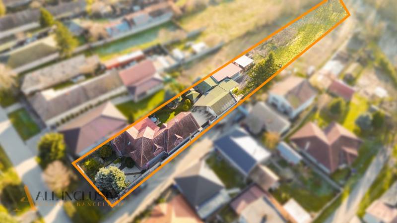 NA PREDAJ 6-IZBOVÝ POSCH. RODINNÝ DOM, HORNÉ SALIBY - Rodinný dom na ulici Horné Saliby v Galante obklopený záhradou a domami.