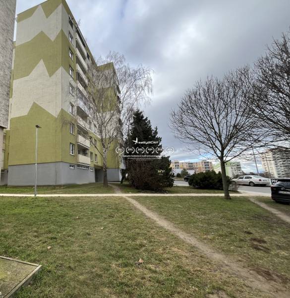 PREDANÉ / Predaj 4-izbového bytu, Hlohovec - Bytový dom v Hlohovci s blízkou zeleňou, ideálny pre 4-izbový byt.