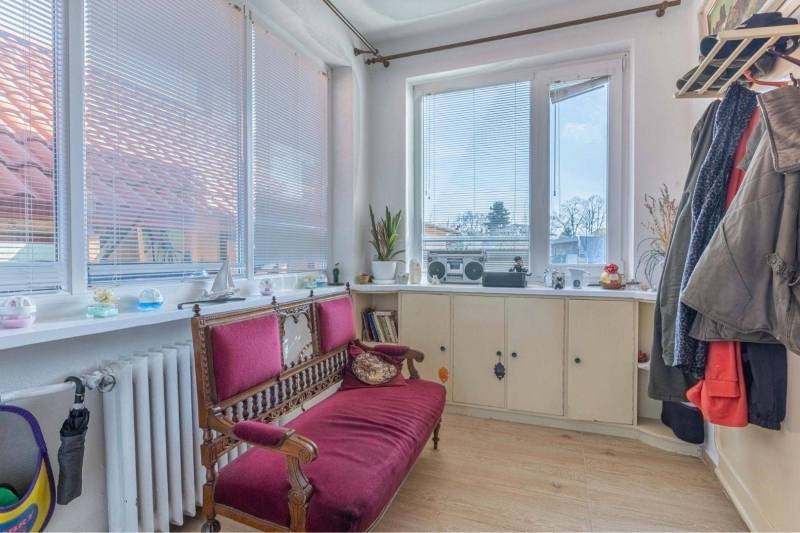 ZĽAVA - 3 IZBOVÝ RODINNÝ DOM, BLÍZKO CENTRA DUN.STREDY - Chodba v rodinnom dome s dreveným dekorom, pohovkou a veľkými oknami s roletami.