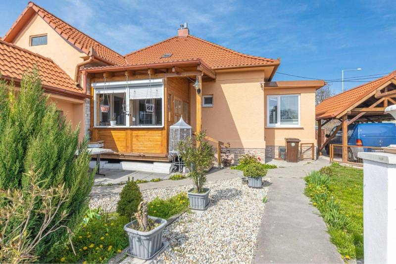 ZĽAVA - 3 IZBOVÝ RODINNÝ DOM, BLÍZKO CENTRA DUN.STREDY - Rodinný dom na Zelenú v Dunajskej Strede s terasou a záhradou.