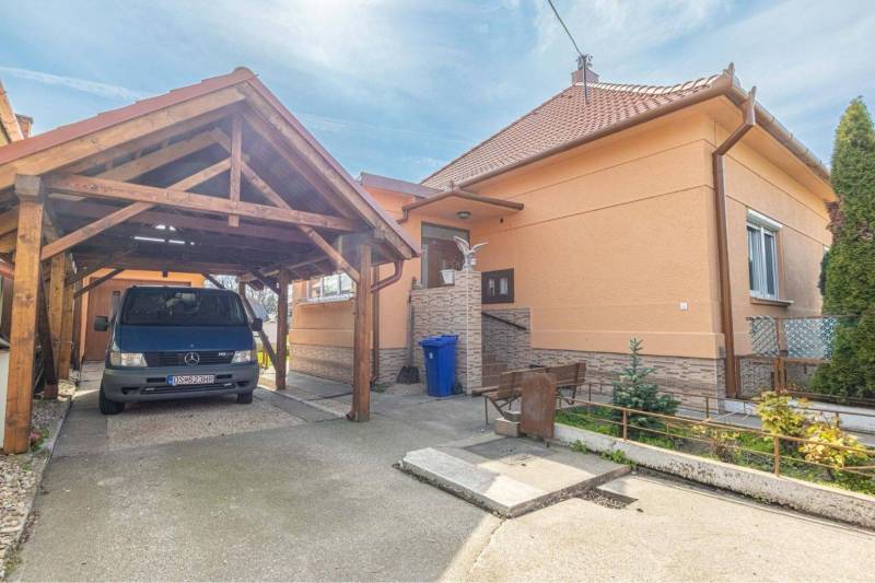 ZĽAVA - 3 IZBOVÝ RODINNÝ DOM, BLÍZKO CENTRA DUN.STREDY - Rodinný dom na Zelenej ulici v Dunajskej Strede s parkovacím prístreškom.