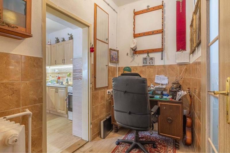 ZĽAVA - 3 IZBOVÝ RODINNÝ DOM, BLÍZKO CENTRA DUN.STREDY - Pracovný kút s písacím stolom a stoličkou v rodinnom dome.