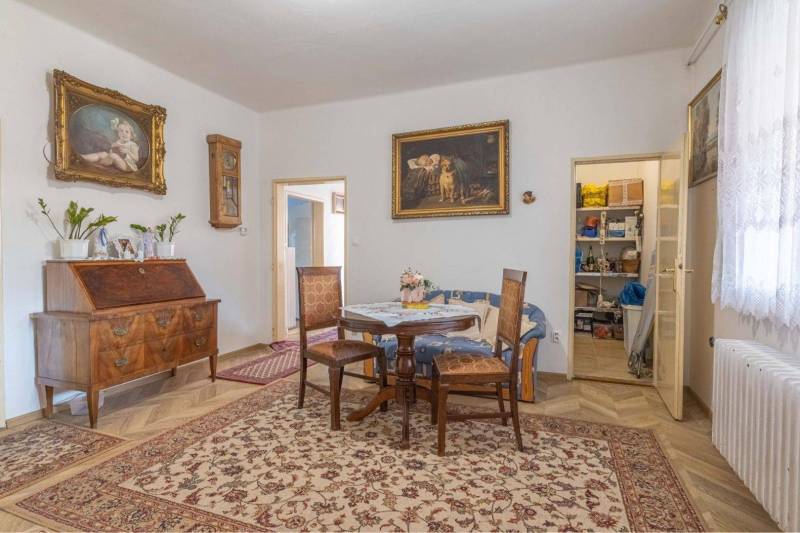 ZĽAVA - 3 IZBOVÝ RODINNÝ DOM, BLÍZKO CENTRA DUN.STREDY - Čajový stolík a kreslá v rodinnom dome s podlahou s dreveným dekorom a obrazmi.