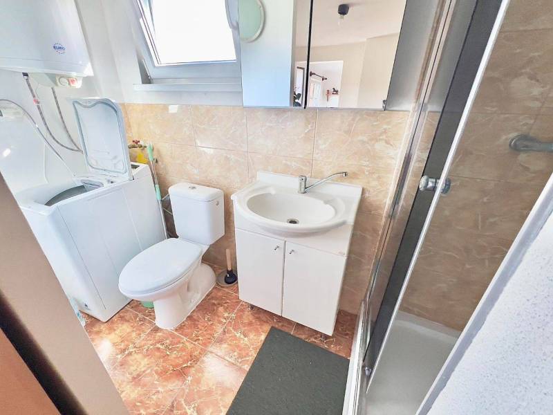 ZĽAVA - 3 IZBOVÝ RODINNÝ DOM, BLÍZKO CENTRA DUN.STREDY - Kúpeľňa v rodinnom dome so sprchovým kútom, práčkou a umývadlom s úložnou skrinkou.