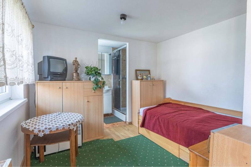 ZĽAVA - 3 IZBOVÝ RODINNÝ DOM, BLÍZKO CENTRA DUN.STREDY - Izba v rodinnom dome s jedným lôžkom, dreveným nábytkom a televízorom.