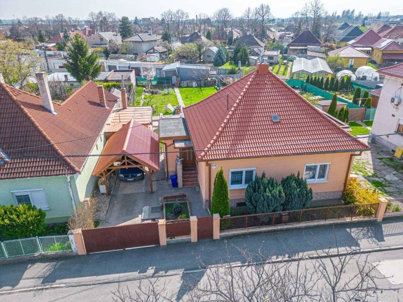 ZĽAVA - 3 IZBOVÝ RODINNÝ DOM, BLÍZKO CENTRA DUN.STREDY - Rodinný dom na Zelenej ulici v Dunajskej Strede s dvorom a vybudovaným prístreškom pre auto.