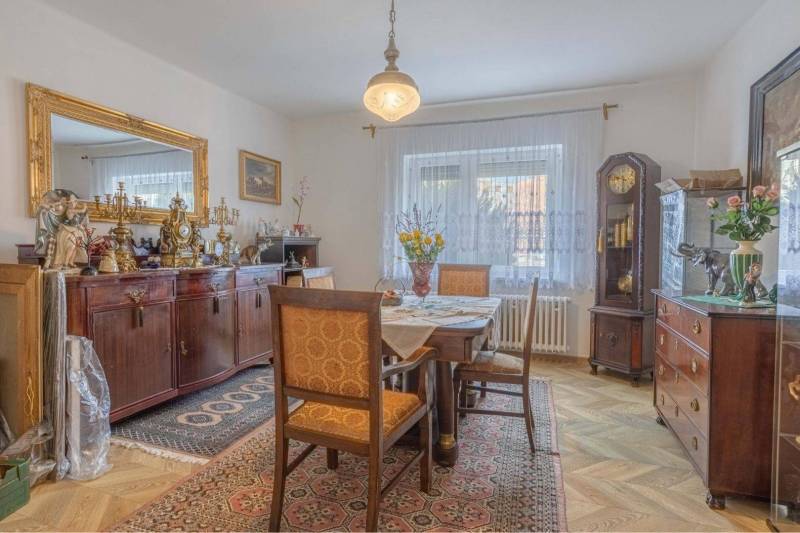 ZĽAVA - 3 IZBOVÝ RODINNÝ DOM, BLÍZKO CENTRA DUN.STREDY - Jedáleň s dreveným nábytkom, zrkadlom a podlahou s dreveným dekorom v rodinnom dome.