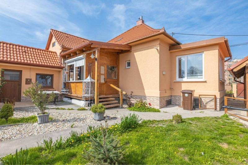 ZĽAVA - 3 IZBOVÝ RODINNÝ DOM, BLÍZKO CENTRA DUN.STREDY - Rodinný dom na Zelená ulici v Dunajskej Strede s peknou záhradou a terasou.