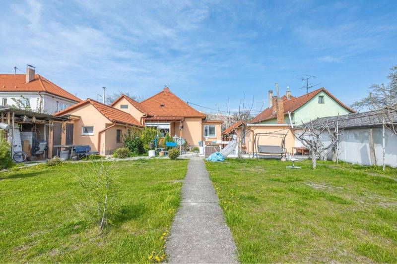 ZĽAVA - 3 IZBOVÝ RODINNÝ DOM, BLÍZKO CENTRA DUN.STREDY - Rodinný dom na Zelenej v Dunajskej Strede obklopený trávnikom a záhradou.