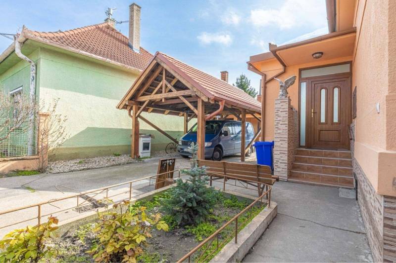 ZĽAVA - 3 IZBOVÝ RODINNÝ DOM, BLÍZKO CENTRA DUN.STREDY - Rodinný dom na Zelená ulici v Dunajskej Strede, parkovacie miesto a záhrada.