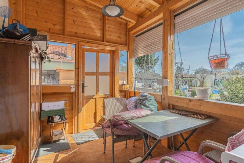 ZĽAVA - 3 IZBOVÝ RODINNÝ DOM, BLÍZKO CENTRA DUN.STREDY - Veranda rodinného domu s posedením, dreveným obkladom a pohľadom do záhrady.