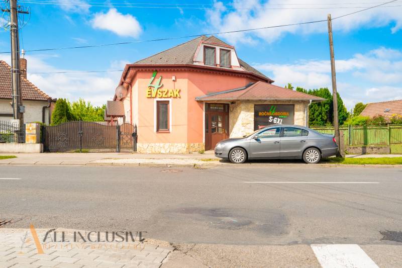 NA PREDAJ RODINNÉ DOMY S GARÁŽOU, DUNAJSKÁ STREDA - Rodinný dom na ulici Gyulu Szabóa v Dunajskej Strede so zaparkovaným autom.