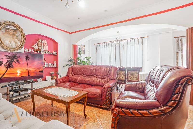 NA PREDAJ RODINNÉ DOMY S GARÁŽOU, DUNAJSKÁ STREDA - Obývačka v rodinnom dome s koženou sedacou súpravou, televízorom a dekoráciami.