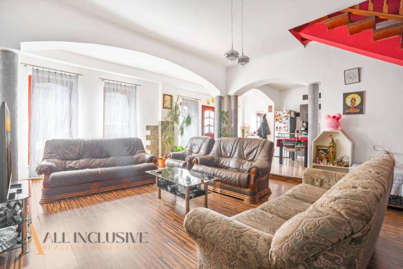 NA PREDAJ RODINNÉ DOMY S GARÁŽOU, DUNAJSKÁ STREDA - Interiér rodinného domu s pohodlným sedacím nábytkom, sklom a dekoračnými prvkami.