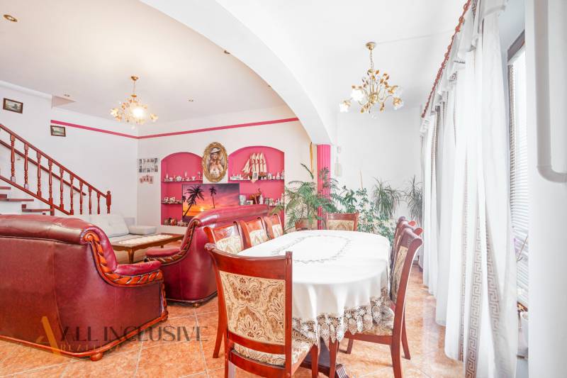 NA PREDAJ RODINNÉ DOMY S GARÁŽOU, DUNAJSKÁ STREDA - Jedáleň v rodinnom dome s oblúkovým prechodom, dreveným nábytkom a závesmi.