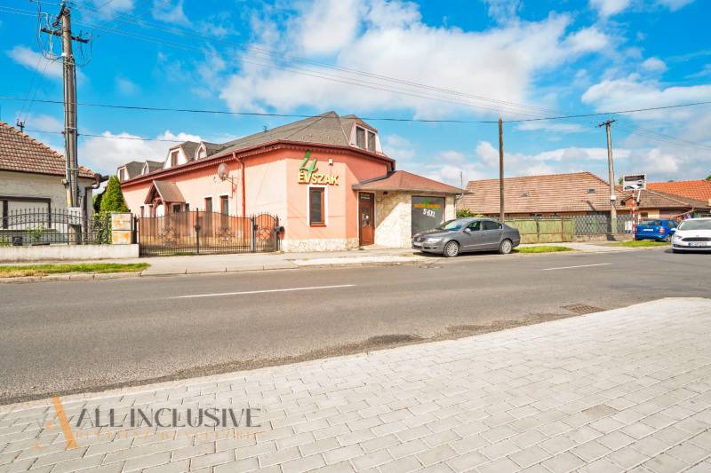 NA PREDAJ RODINNÉ DOMY S GARÁŽOU, DUNAJSKÁ STREDA - Rodinný dom na ulici Gyulu Szabóa v Dunajskej Strede, vedľa cesty a áut.