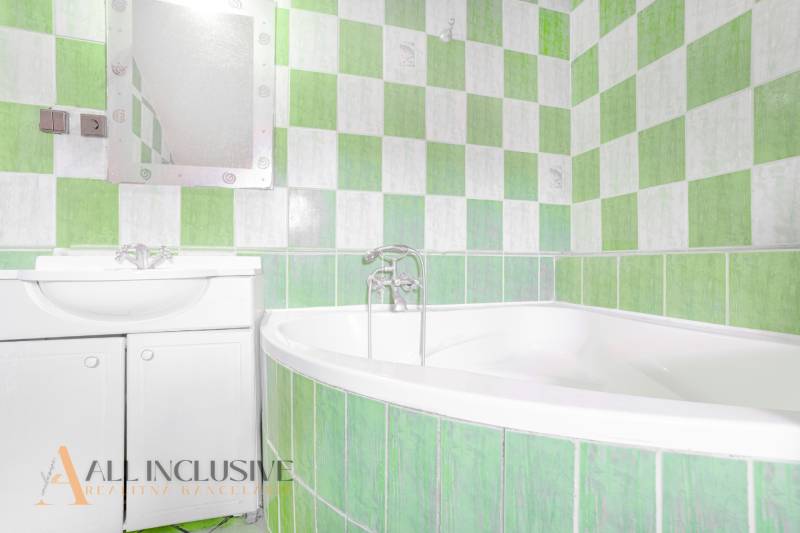 NA PREDAJ RODINNÉ DOMY S GARÁŽOU, DUNAJSKÁ STREDA - Kúpeľňa v rodinnom dome s bielou vaňou a zelenými kachličkami.