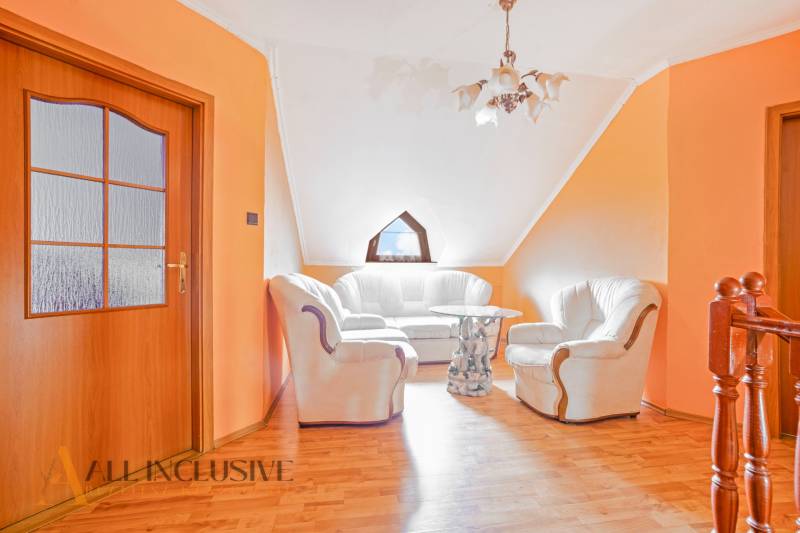 NA PREDAJ RODINNÉ DOMY S GARÁŽOU, DUNAJSKÁ STREDA - Svetlá obývacia izba v podkroví rodinného domu s pohodlnou sedacou súpravou.