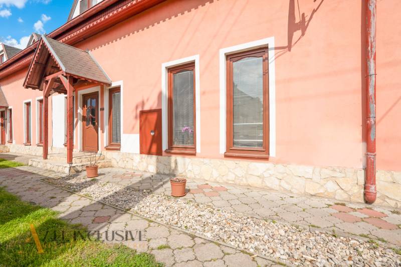 NA PREDAJ RODINNÉ DOMY S GARÁŽOU, DUNAJSKÁ STREDA - Rodinný dom na ulici Gyulu Szabóa v Dunajskej Strede s farebnou fasádou a oknami.