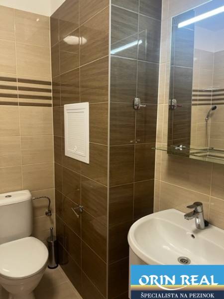 NOVÝ ZARIADENÝ KRÁSNY BYT S TERASOU - Na ulici Muškátová, v 1-izbovom byte, je kachličkami obložená kúpeľňa s umývadlom.