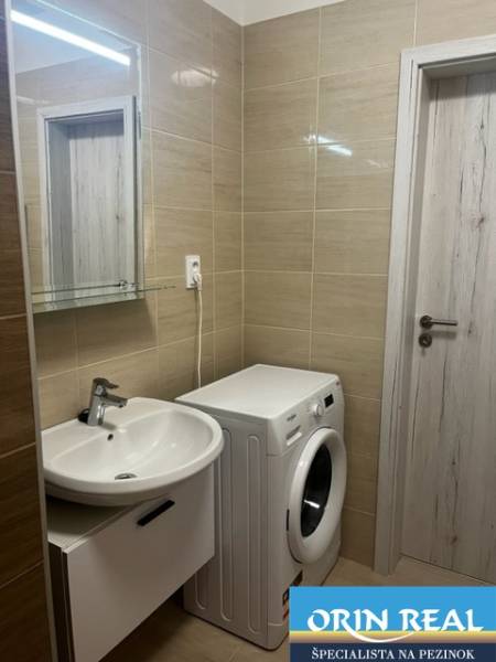 NOVÝ ZARIADENÝ KRÁSNY BYT S TERASOU - Kúpeľňa so zrkadlom, umývadlom a práčkou na ulici Muškátová v 1-izbovom byte.