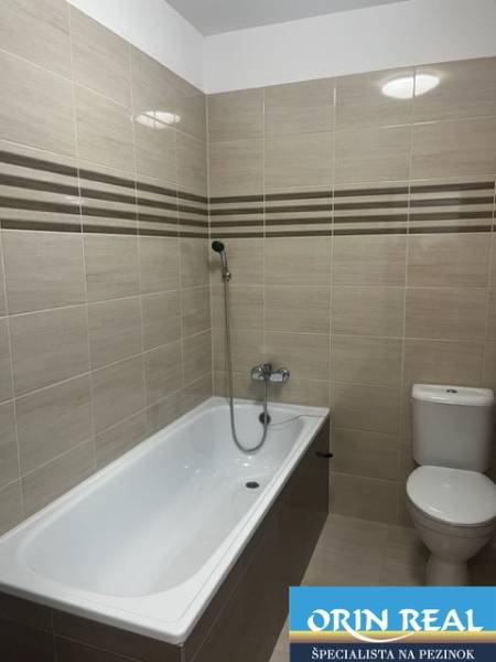 NOVÝ ZARIADENÝ KRÁSNY BYT S TERASOU - Kúpeľňa s vaňou a toaletou na Muškátovej, vhodná pre 1-izbový byt v Pezinku.