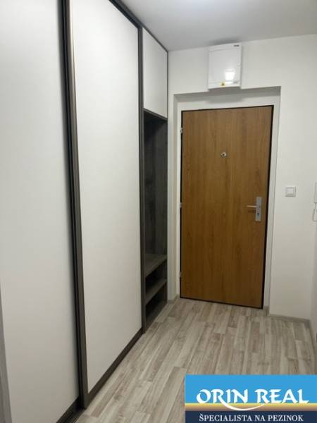 NOVÝ ZARIADENÝ KRÁSNY BYT S TERASOU - Chodba bytu s drevenými dverami, vstavanou skriňou na ulici Muškátová.