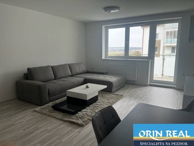 NOVÝ ZARIADENÝ KRÁSNY BYT S TERASOU - Obývačka s pohovkou, stôl, výhľad na ulicu Muškátová, vhodné ako 1-izbový byt.