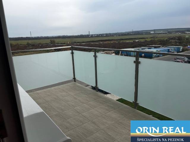 NOVÝ ZARIADENÝ KRÁSNY BYT S TERASOU - Balkón so zábradlím s výhľadom na okolie v 1-izbovom byte na ulici Muškátová.