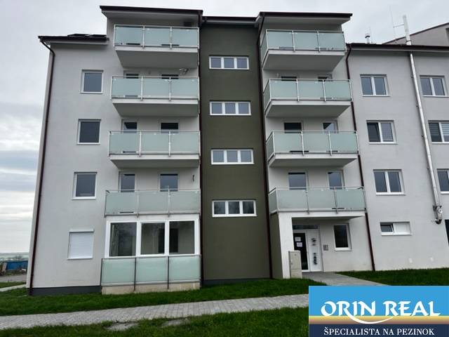 NOVÝ ZARIADENÝ KRÁSNY BYT S TERASOU - Štvorposchodový bytový dom, ulica Muškátová, ponúka možnosti bývania v 1-izbovom byte.