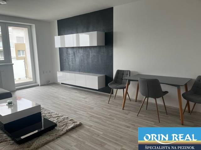 NOVÝ ZARIADENÝ KRÁSNY BYT S TERASOU - Obývacia miestnosť v 1-izbovom byte na ulici Muškátová, moderný dizajn, svetlé podlahy.