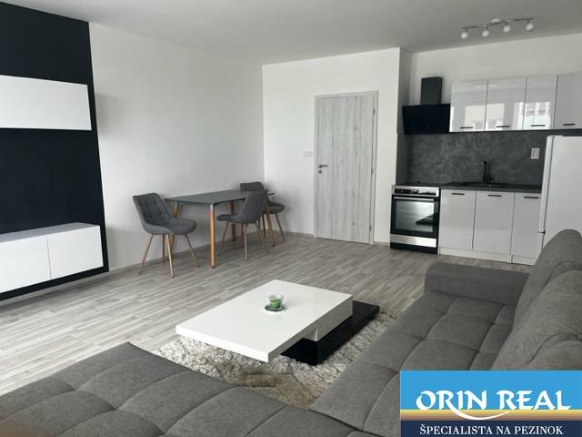 NOVÝ ZARIADENÝ KRÁSNY BYT S TERASOU - Obývacia izba v 1-izbovom byte s gaučom a kuchynkou na ulici Muškátová.