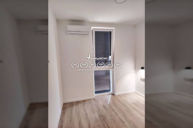 VRSI - dvojdom s bazénom a záhradou - Izba v rodinnom dome s oknom, klimatizáciou a podlahou s dreveným dekorom.