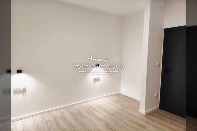 VRSI - dvojdom s bazénom a záhradou - Rodinný dom s bielymi stenami, tmavými dverami a podlahou s dreveným dekorom.